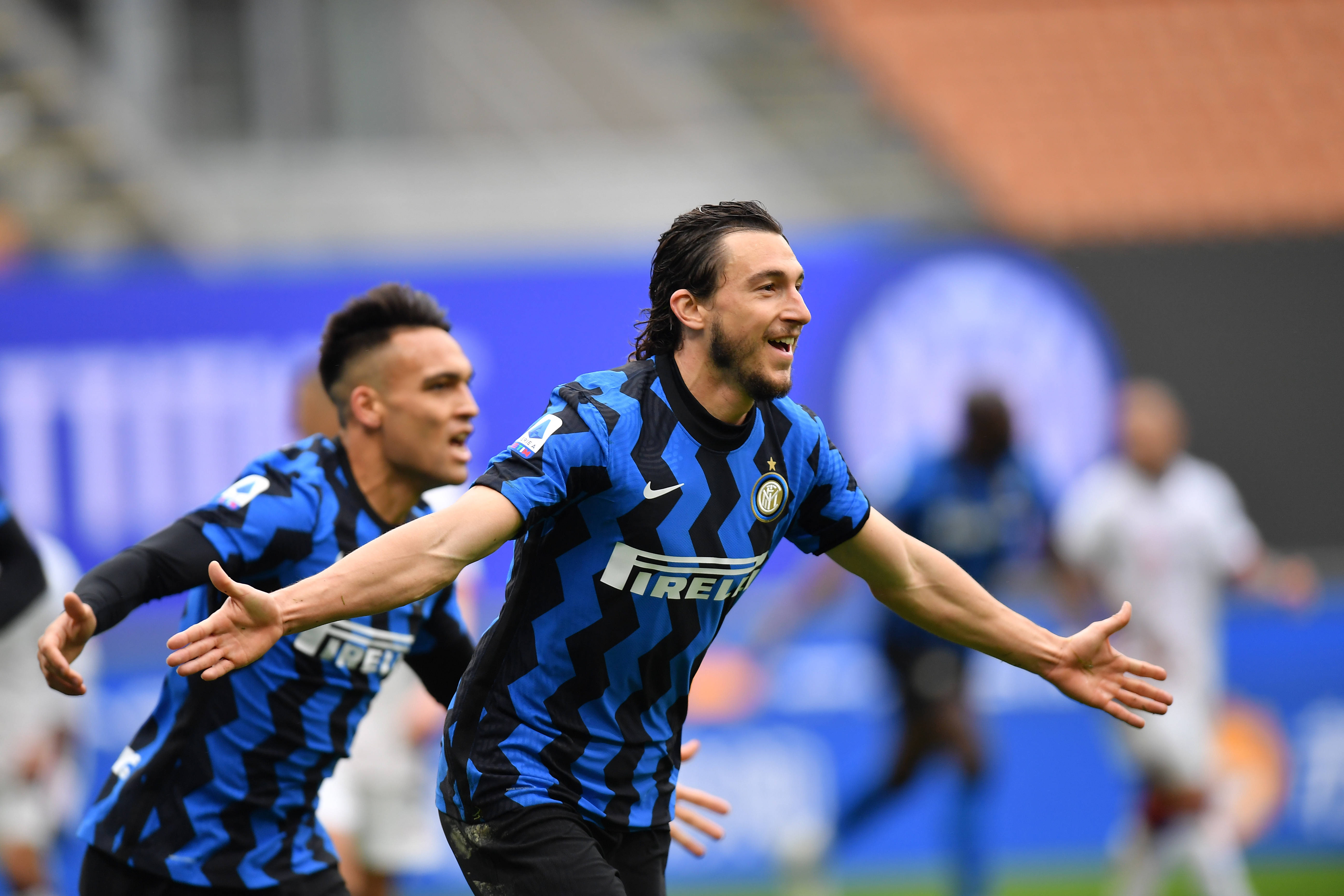 球员倒地救球拼劲十足