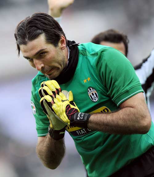 三代校友聚绿茵 上海交大的这一场校友足球赛乐趣多（上海交大三代校友会师绿茵，校友足球赛精彩不断）