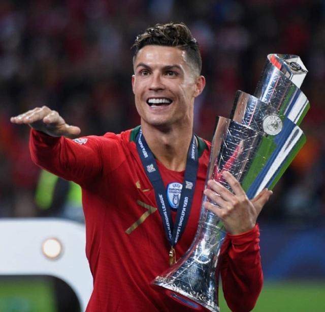 瓜帅：我们要拿98分才能英超夺冠；与摄影师冲突后马上道歉了