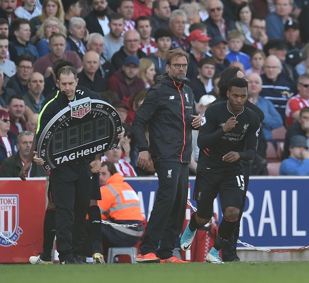 CBA：深圳男篮三分火力全开 主场击败上海（CBA：深圳三分如雨，主场力克上海队）