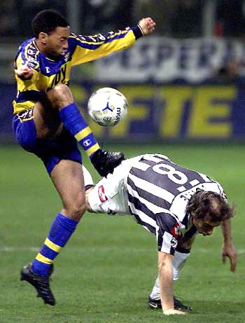 记者：埃斯特旺已抵达伦敦，周一将跟随切尔西训练