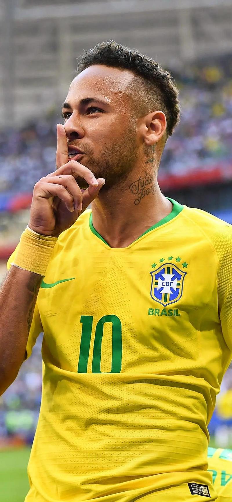 詹姆斯篮板抢断关键时刻锁定胜局